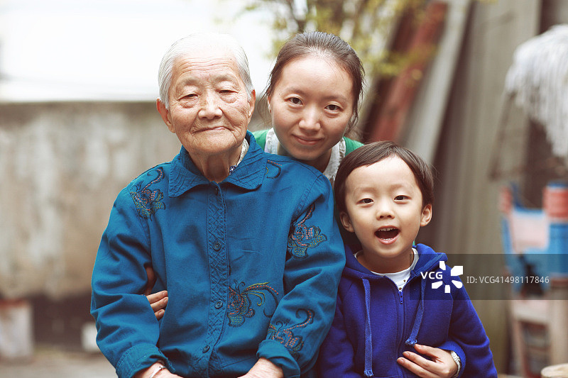 幸福的亚洲家庭图片素材