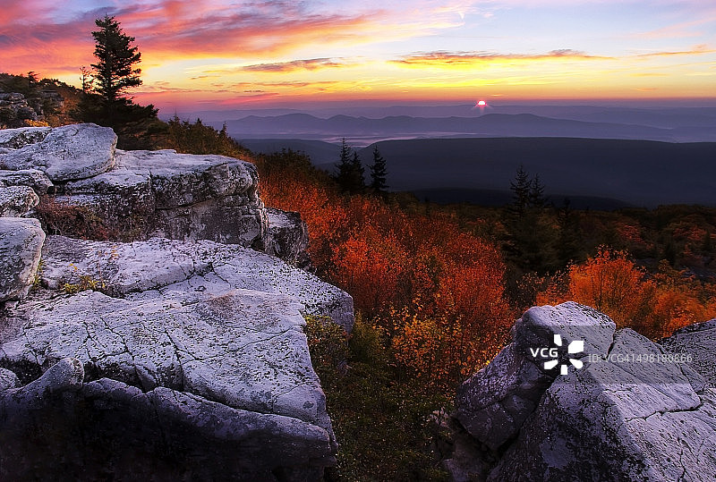 西弗吉尼亚州莫农加希拉国家森林公园多利索兹荒原熊岩的秋日日出图片素材