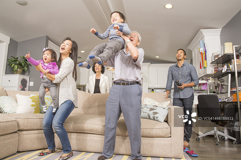 三代同堂在客厅里玩耍图片素材