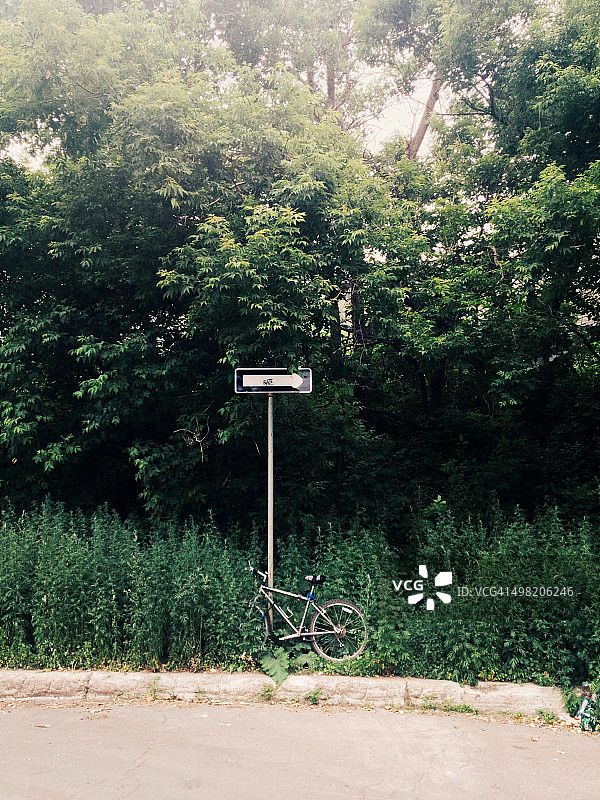 自然风光中的自行车图片素材