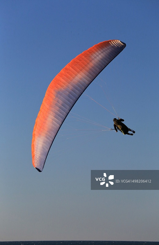 空中的滑翔伞翼图片素材