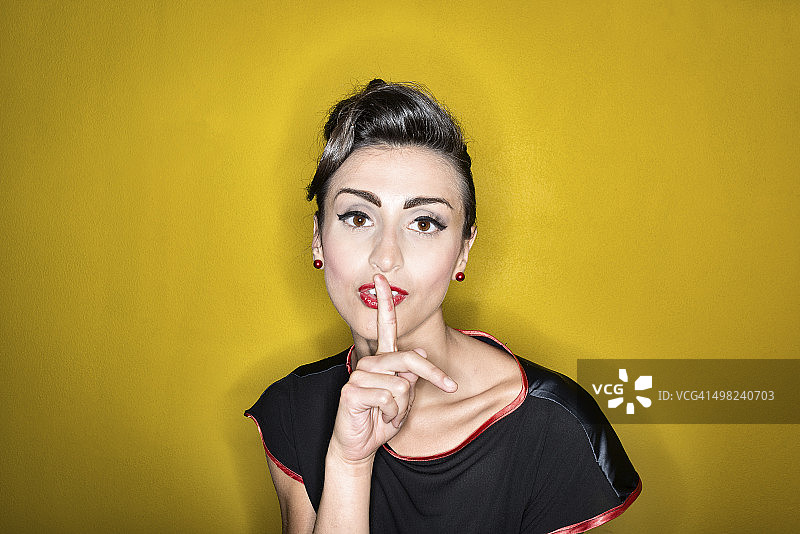 20世纪50年代风格环形闪光人像：美丽女人图片素材