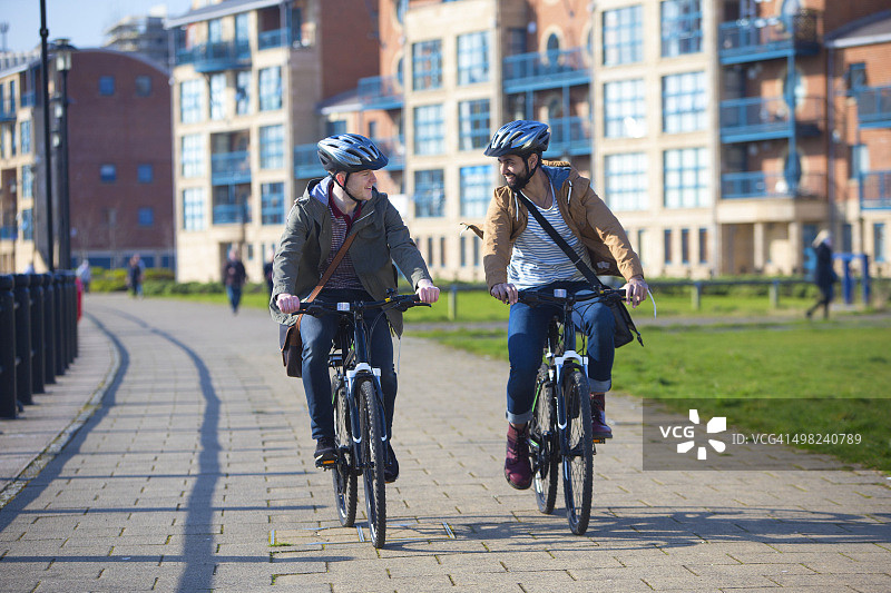 男人们沿着码头骑自行车图片素材