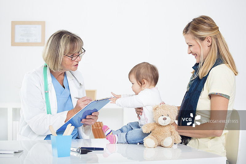 儿科医生为婴儿进行体检图片素材