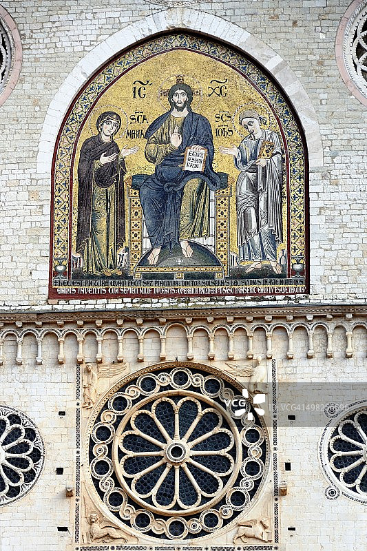 斯波莱托大教堂立面马赛克和中央玫瑰窗图片素材