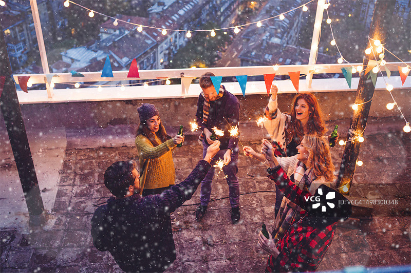 屋顶派对上的朋友们图片素材