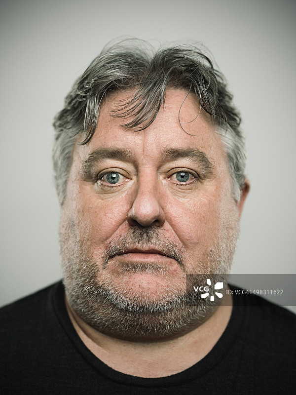 看着镜头的英国男士肖像图片素材