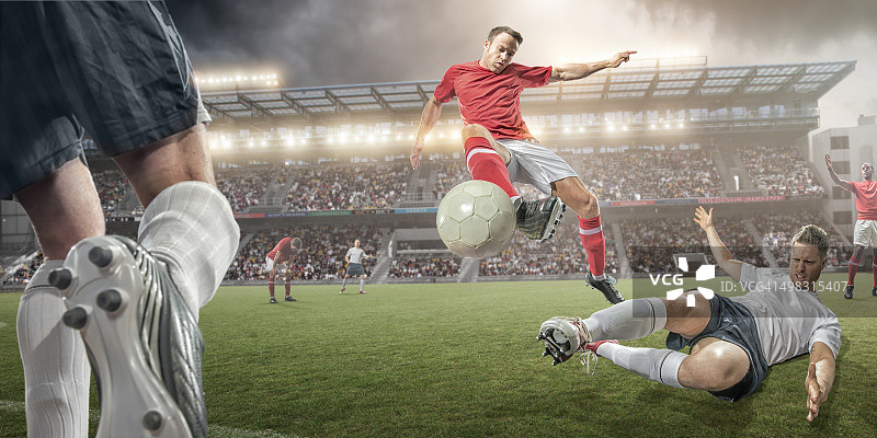 足球运动员的空中动作图片素材