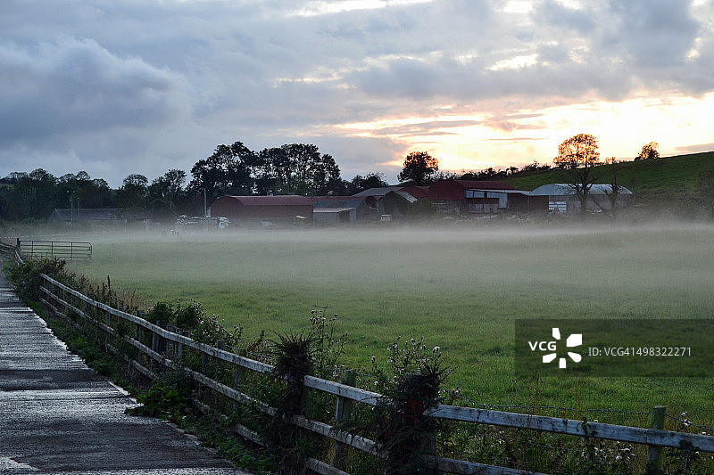 雾蒙蒙的傍晚：田野和农场图片素材