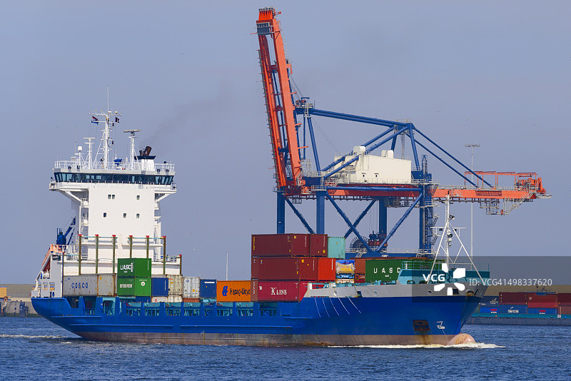 港口中的集装箱船图片素材