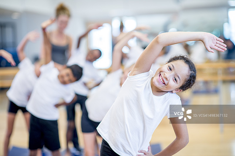 孩子们在健身房一起热身图片素材