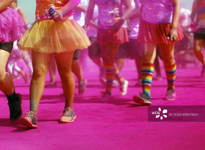 穿着纱裙的彩色跑参赛者图片素材