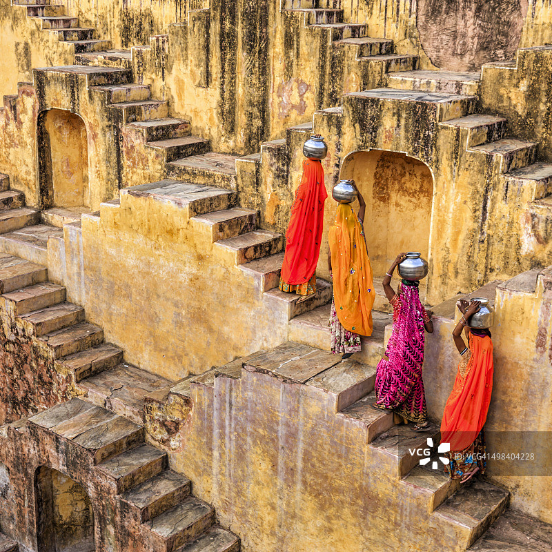 在斋浦尔附近水井取水的印度妇女图片素材