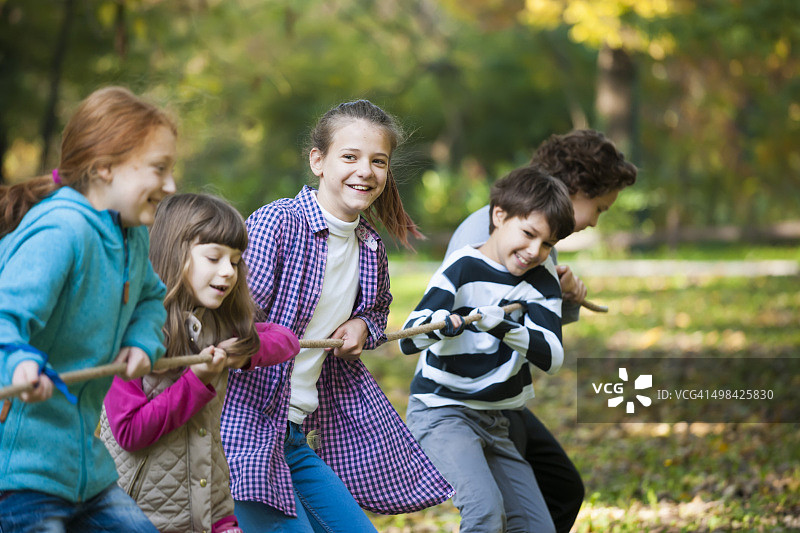 孩子们拔河比赛图片素材