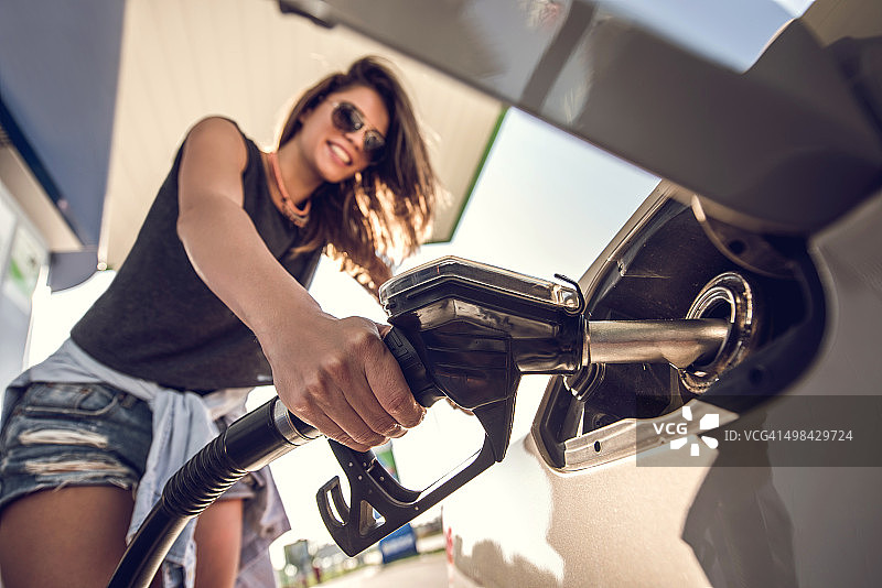 在加油站的年轻女子特写图片素材
