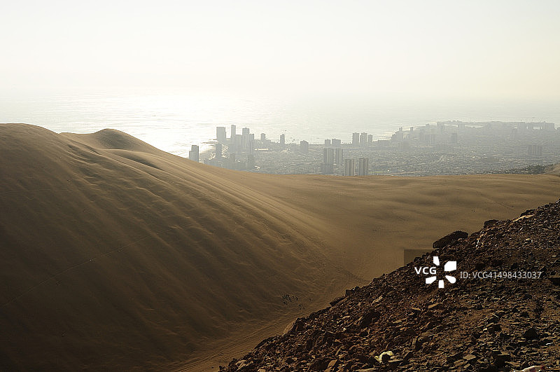 沙丘与城市图片素材