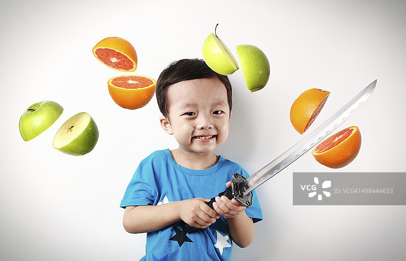 可爱的亚洲儿童切水果图片素材