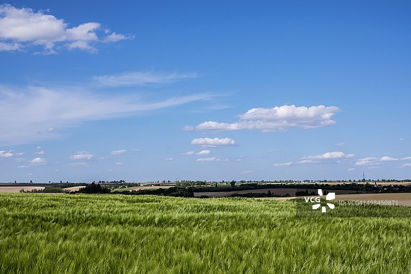 山丘上的村庄图片素材