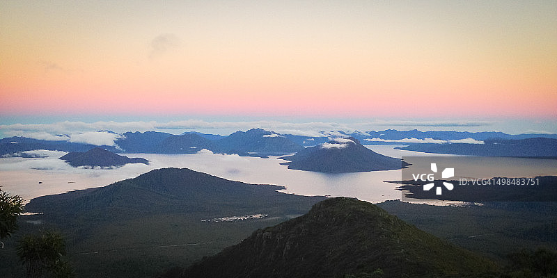 佩德湖日出图片素材