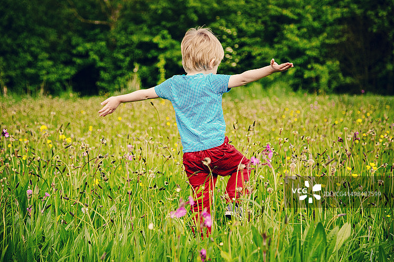 儿童穿过花田图片素材