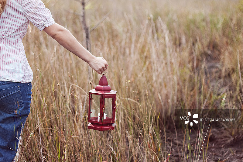 手持灯笼的女孩图片素材
