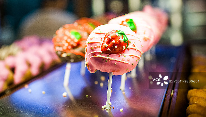 泰国曼谷购物中心货架上的棒棒糖图片素材