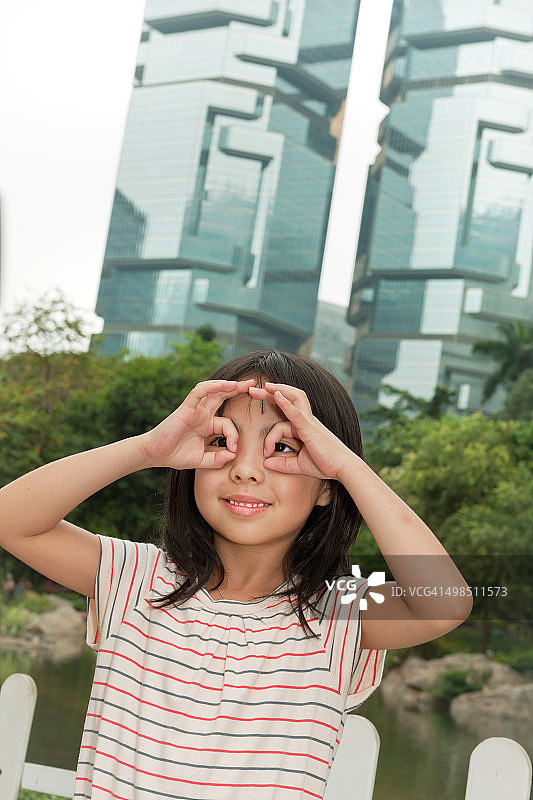 在中国香港的公园里的女孩图片素材