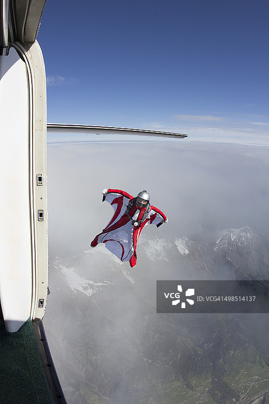 翼装飞行员跳下飞机图片素材