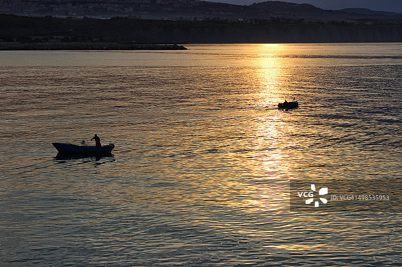 黎明时分的渔民图片素材