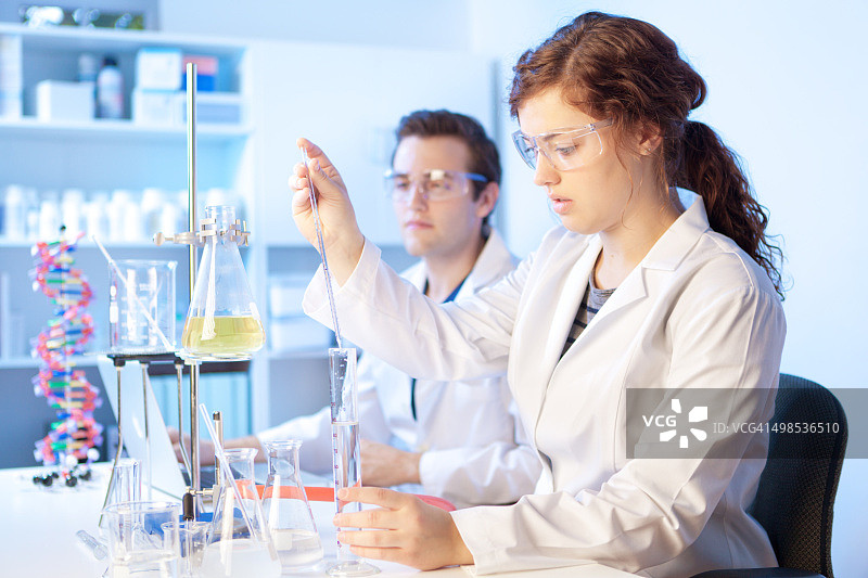 在实验室工作的化学研究科学家特写（横版）图片素材
