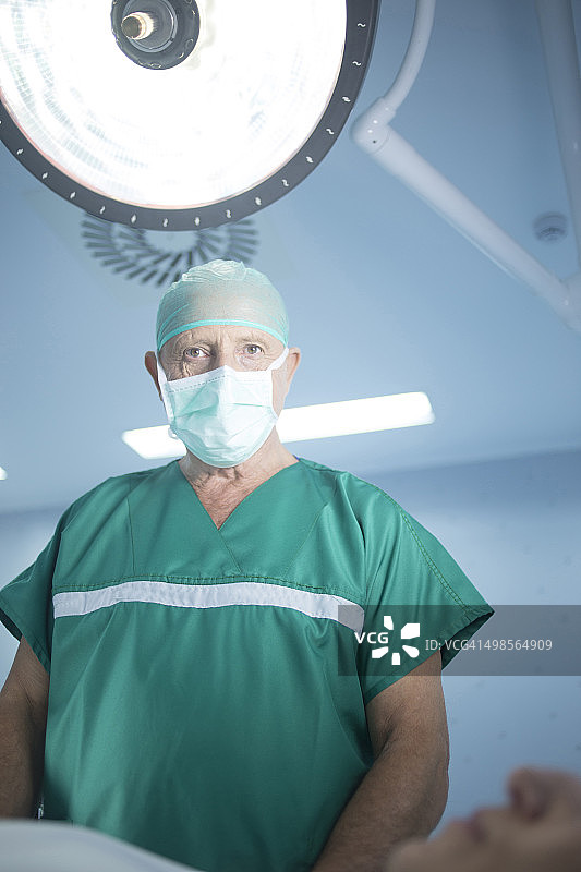 手术室内的外科医生图片素材