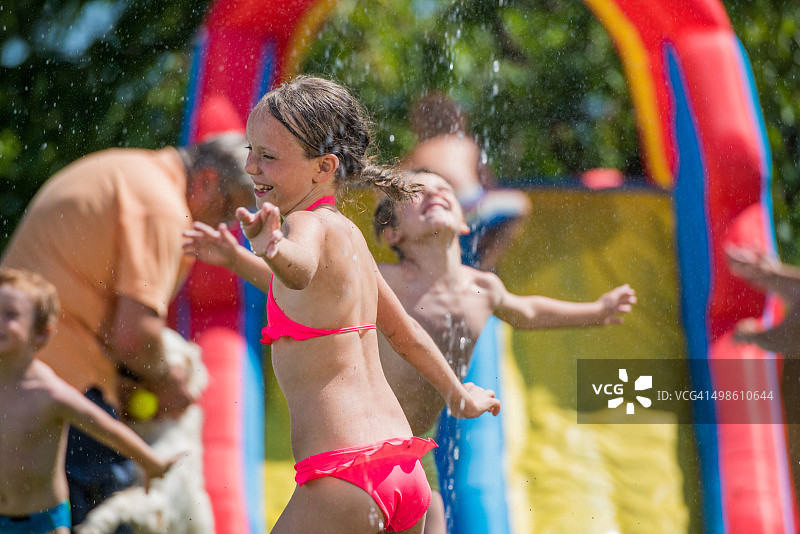 孩子们享受泳池派对图片素材