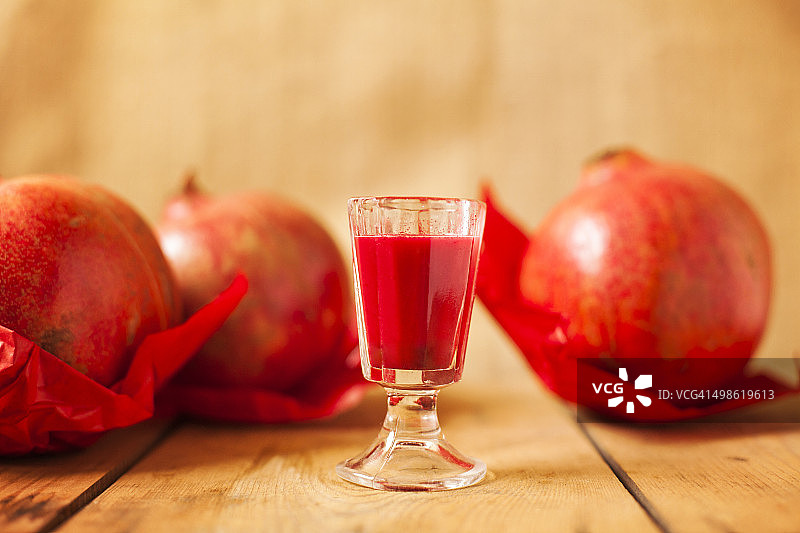 石榴汁和三个石榴图片素材