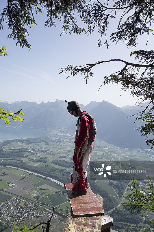 在斜坡上检查高度的跳伞者图片素材