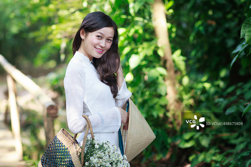 穿着奥黛的美丽越南女子图片素材