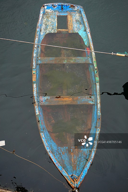 西班牙菲斯特拉港口沉没的旧船图片素材