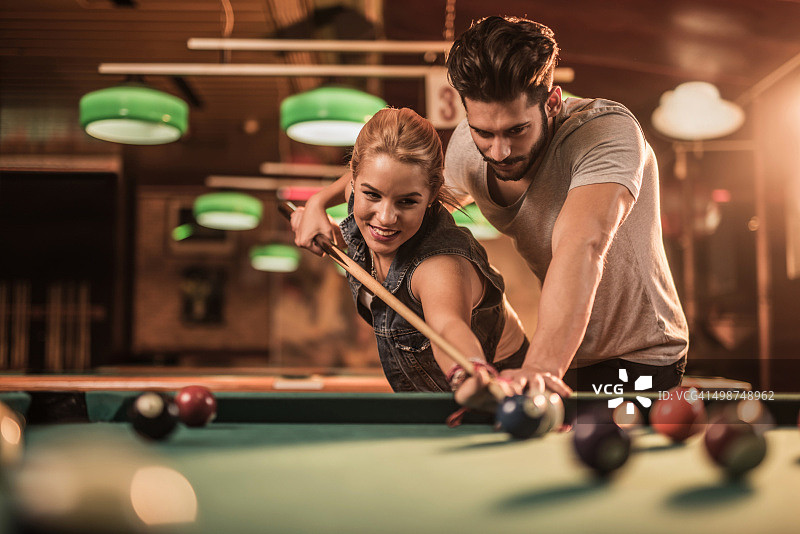 年轻男人教女友打斯诺克图片素材