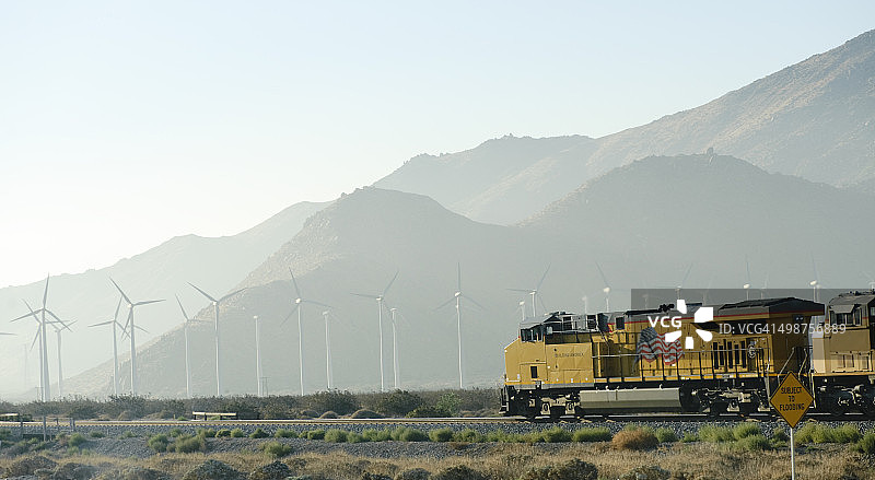 穿过沙漠的货运列车图片素材