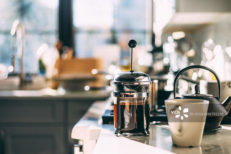 厨房柜台上的咖啡壶和马克杯图片素材