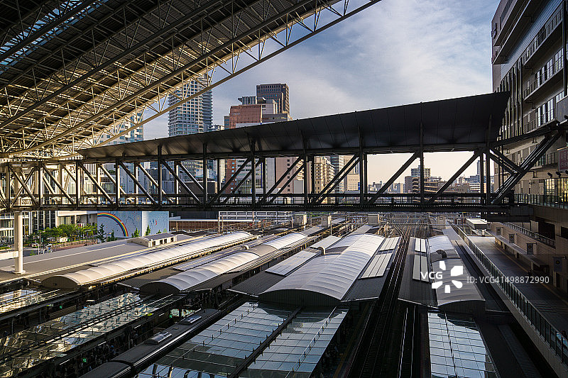 以高层建筑为背景的阪急站台鸟瞰图图片素材