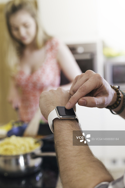 在他的智能手表上查看食谱图片素材