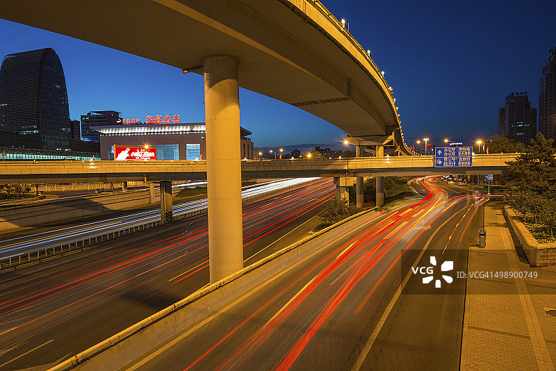 城市公路夜间交通图片素材