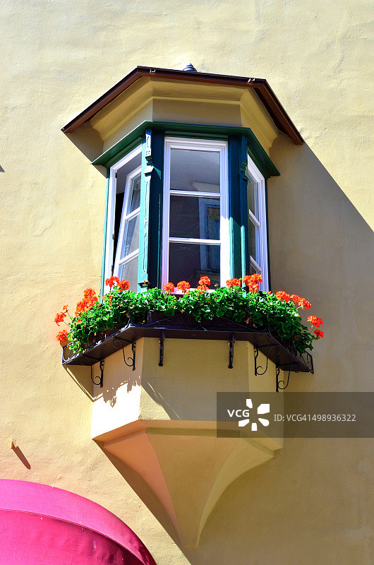 意大利维皮泰诺的鲜花阳台图片素材