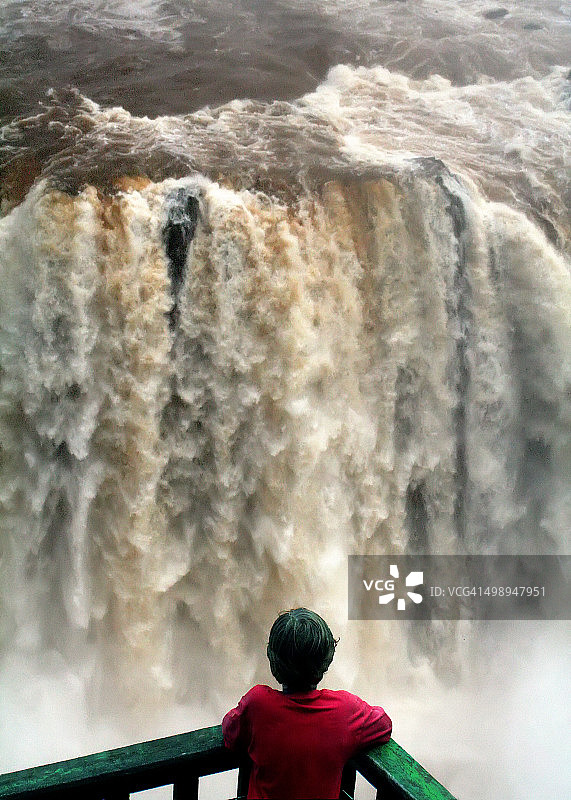 男孩和瀑布图片素材