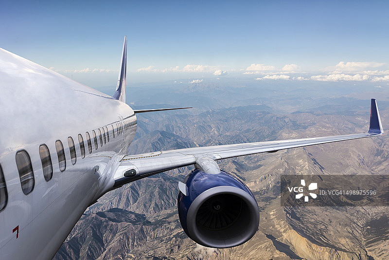 飞行中的飞机机身图片素材