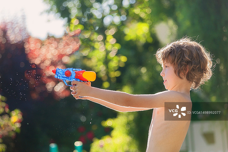 玩水枪图片素材