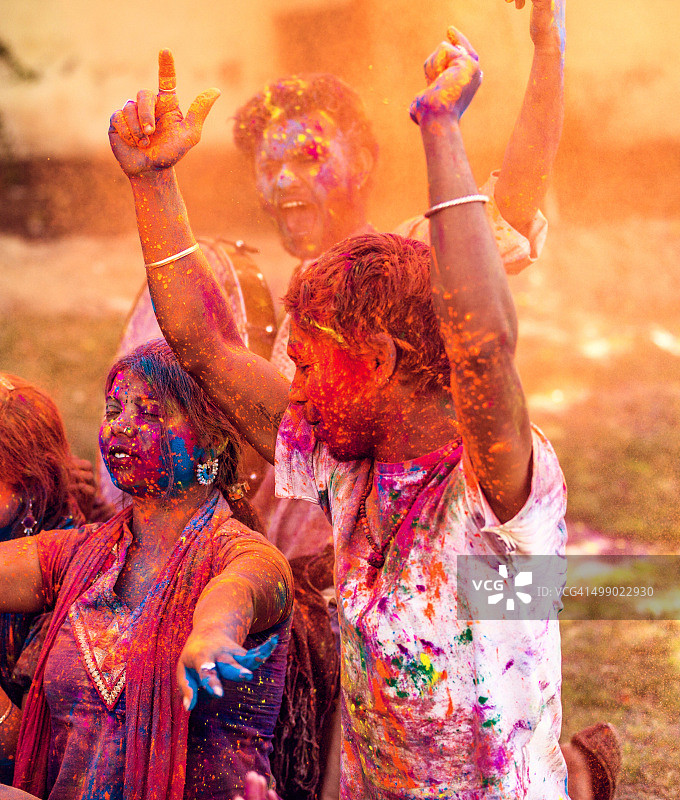 一群年轻人庆祝胡里节图片素材