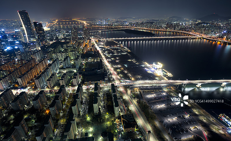 韩国首尔汉江边的摩天大楼图片素材