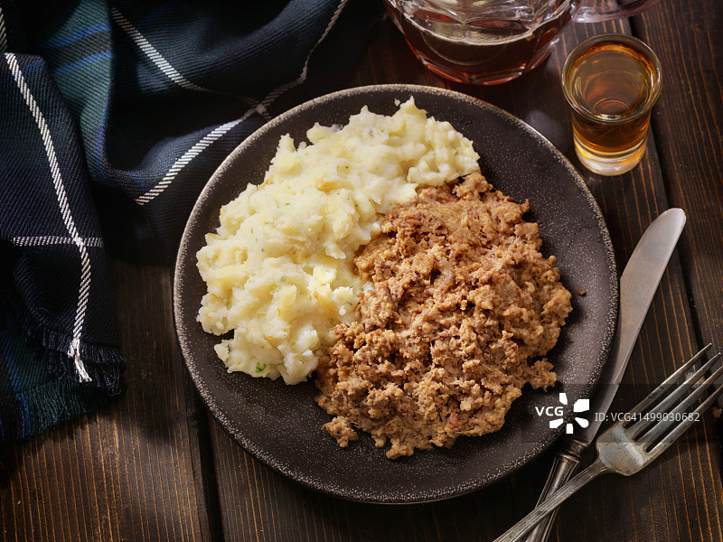 传统哈吉斯和瑞普斯配威士忌和啤酒图片素材