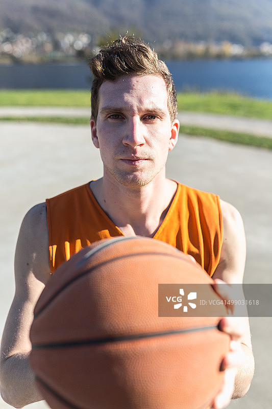 专注的篮球运动员图片素材